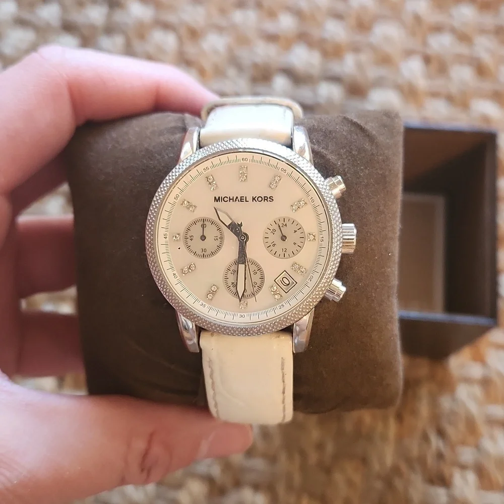 Michael Kors White Diamond Watch with Box - Picture 4 of 13